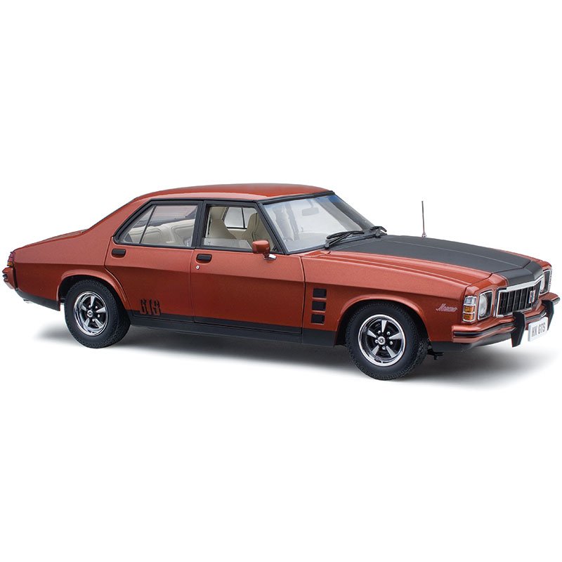 1:18 Holden HX Monaro 253 V8 GTS Sedan Persian Sand (18759)